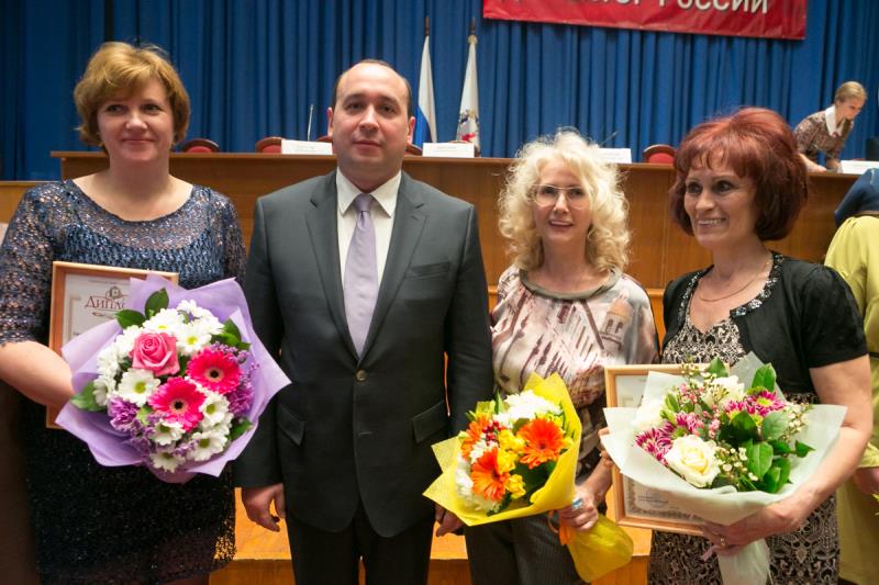 Хохлачева Л.Л., Лабуза Д.И. и победительницы Конкурса из р.п. Пильна